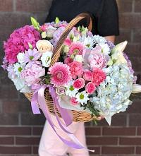 Композиция солнечный день в Липецке Цветочная композиция из Розы, Хризантемы, Пионы и Лизиантусы в корзине в Липецке
